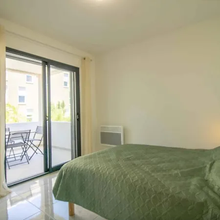 Bright Cocoon With Terrace In Saint-raphael *